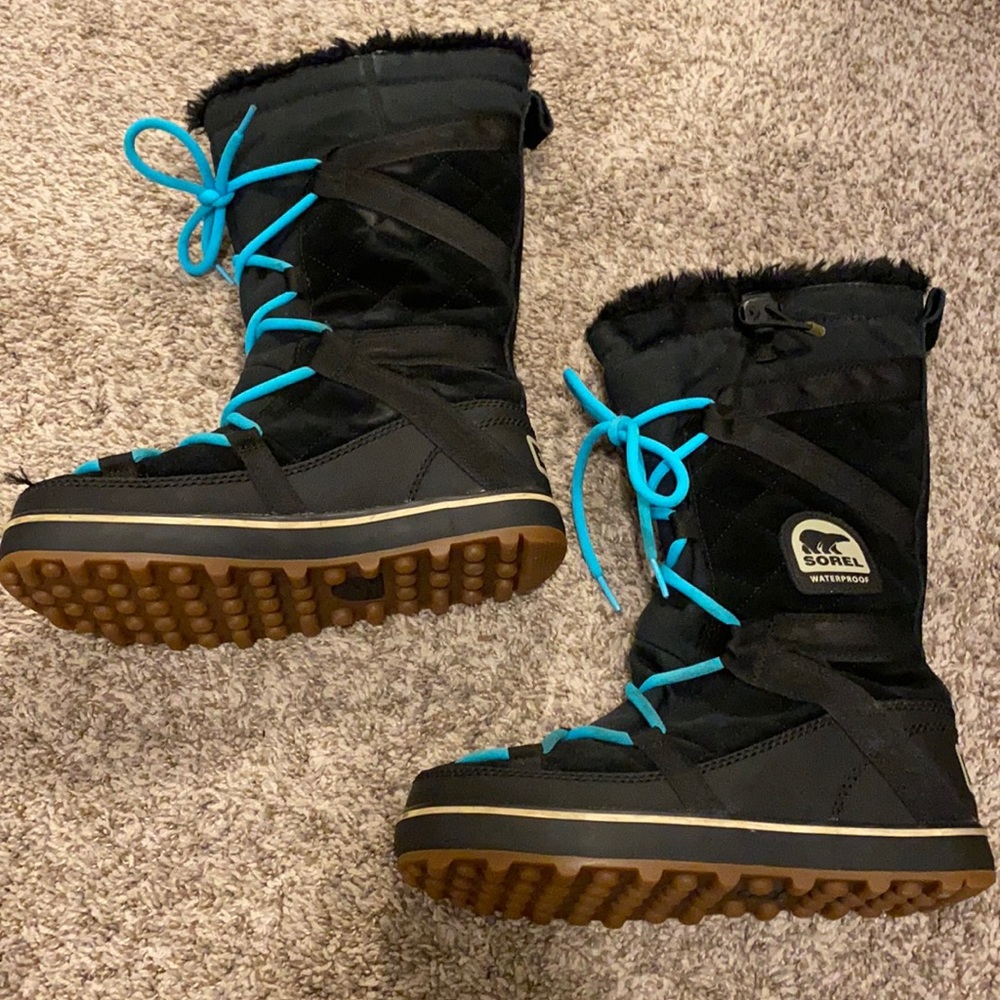 Black sorel moon boots